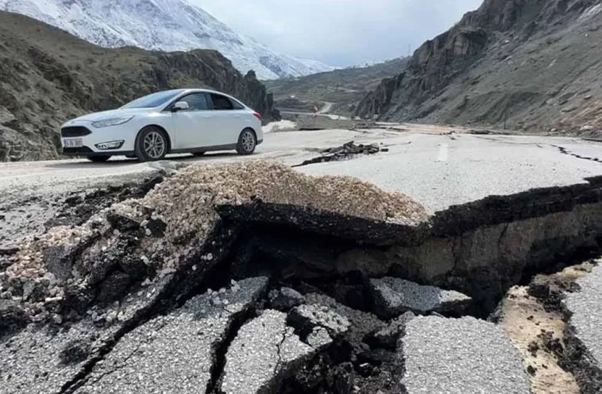 Hakkari’ye Ulaşılamıyor: Heyelanın Sürükledikleri