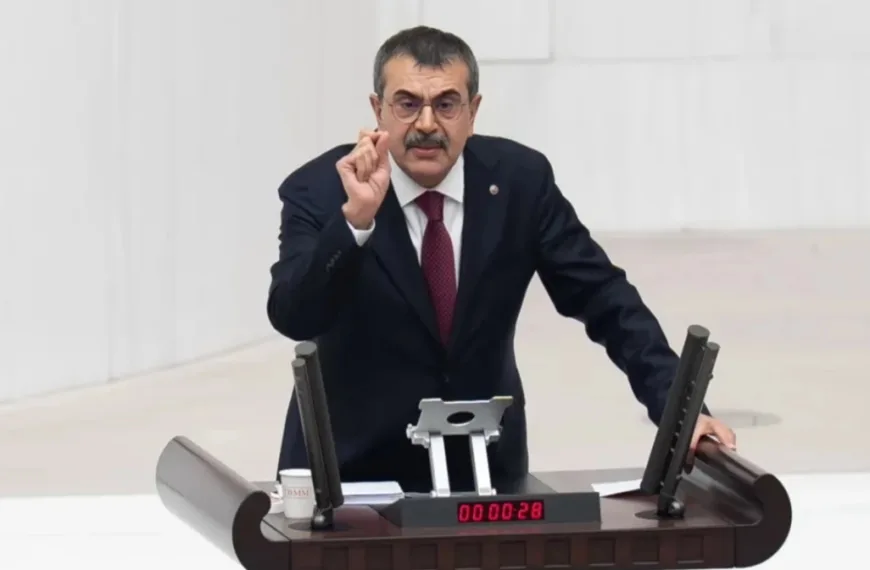 “Tekin”siz Yusuf’un Bakanlık Karnesi: Osmanlı’ya Övgü, Tarihe Çarpıtma 