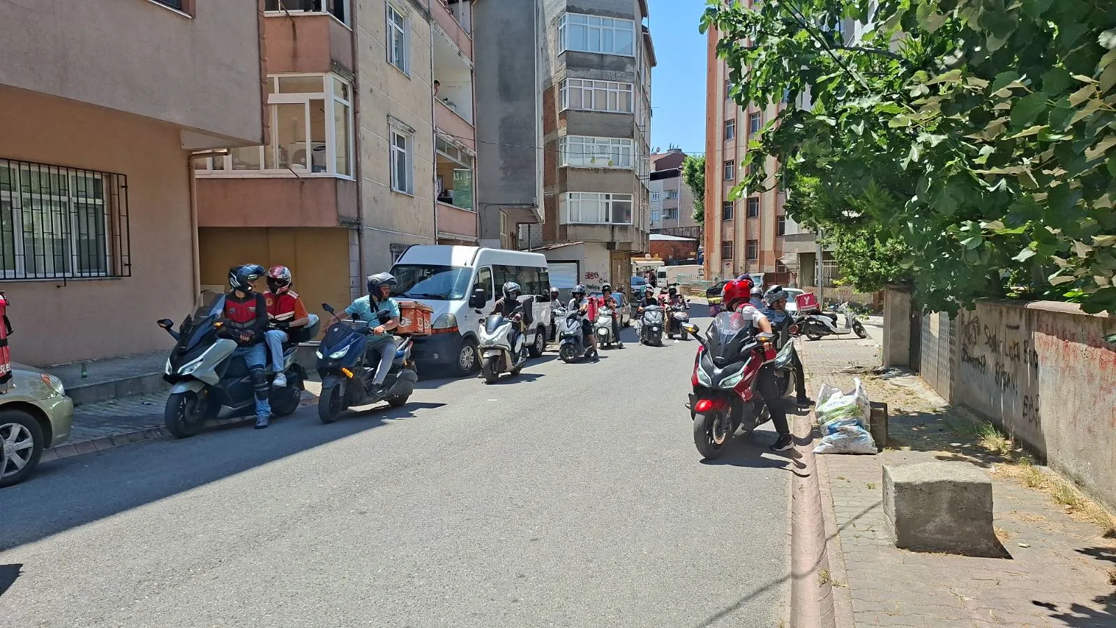Bir Site Kapısında Yaşananlar: Kime Açık, Kime Yasak?