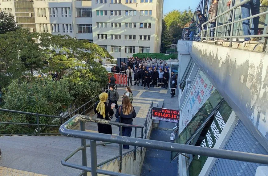 Boğaziçi Üniversitesinde Yemekhane Zammı: Öğrenciler Eylemde, Kampüs Polis Ablukasında